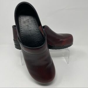 Dansko Classic Burgundy Clogs SIZE 42 Narrow (Ck msmnts, doesn’t fit as Narrow)